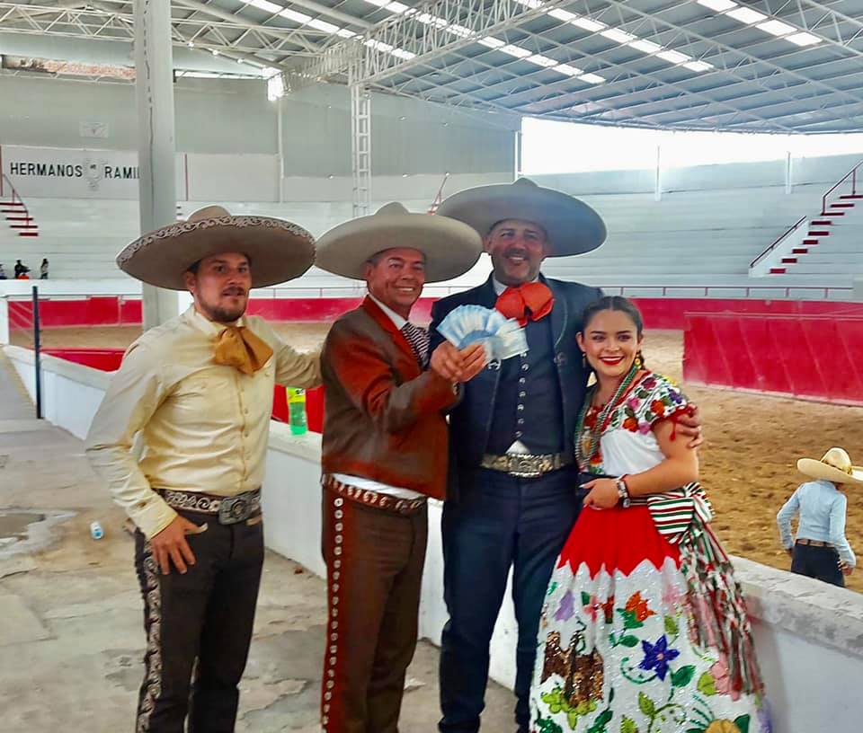 Presidente FMCH José Antonio Salcedo López recibe premio de Primer Lugar del Coleadero del Día del Charro en Querétaro