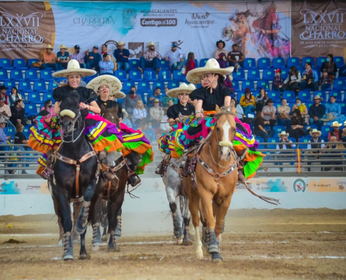 Alegre estampa de las integrantes de la escaramuza Capricho de Zacatecas al término de su actuación