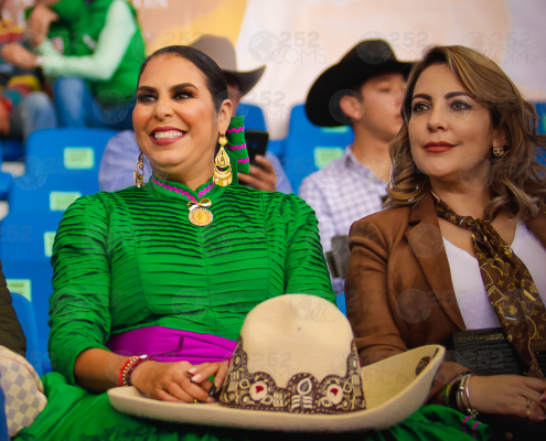 Mirtha Villalbazo, alcaldesa de Bahía de Banderas, Nayarit, acompañó a la escaramuza Alazanas de Bucerías