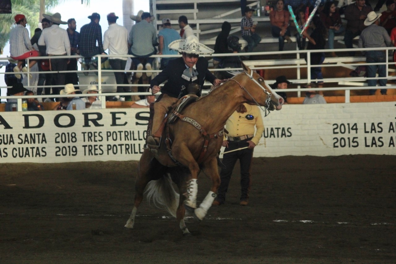 Miguel Ángel Vega de La Laguna –A- realizando su cala de caballo