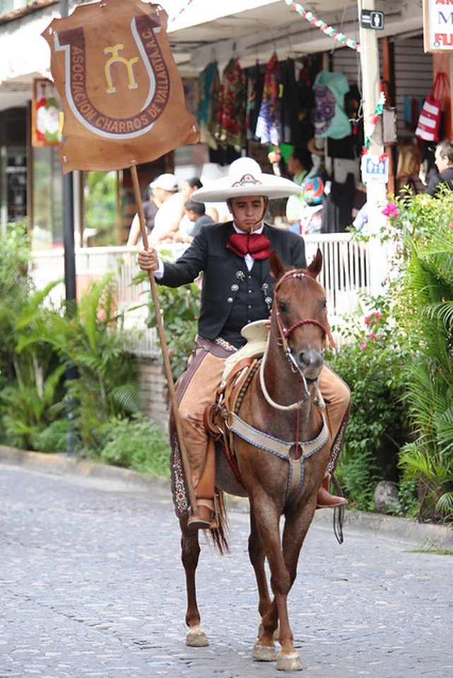 Charros de Vallarta, los “patasaladas” entran el domingo por la mañana en Jarretaderas, aquí vemos a Andrés Ramírez.