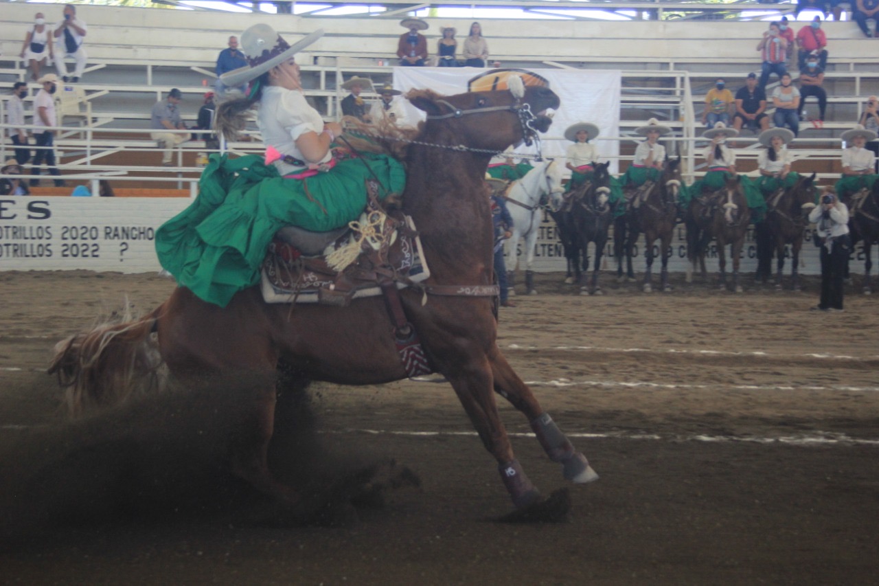 Airam Alejandra Simón Arias de la escaramuza Alborada de Autlán en la punta de su caballo