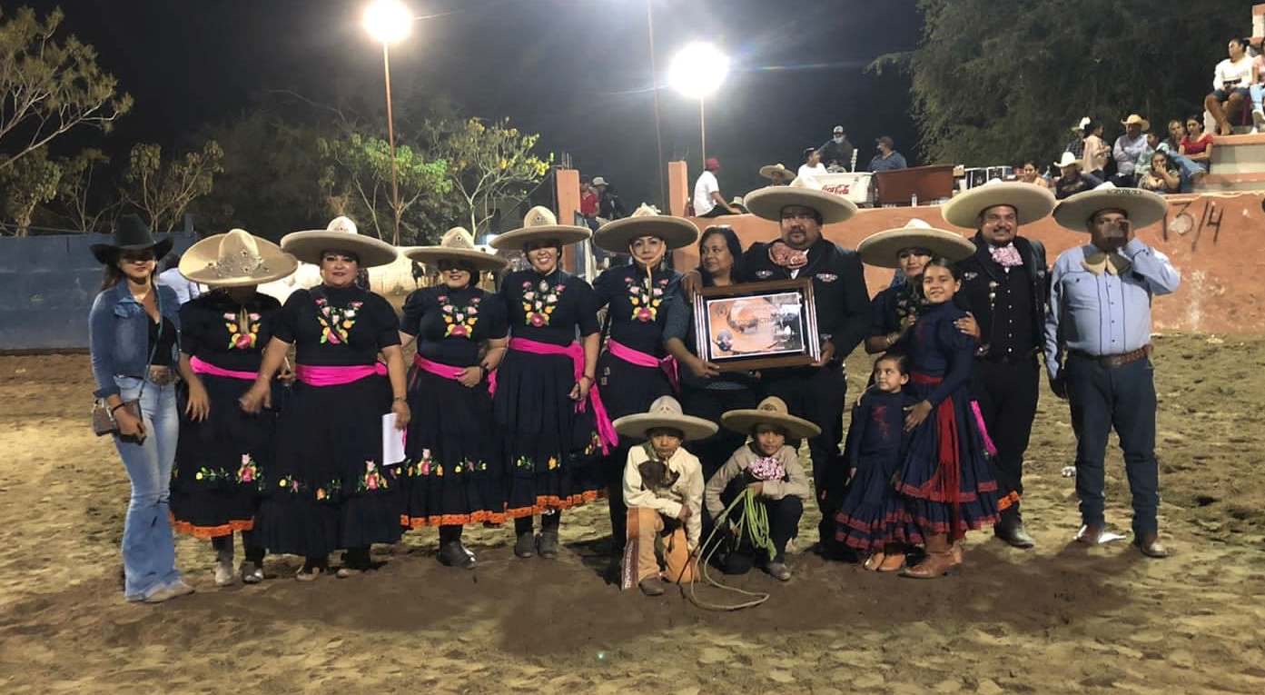 La familia González Ortiz acompañada de la Escaramuza Las Abajeñas en la premiación.