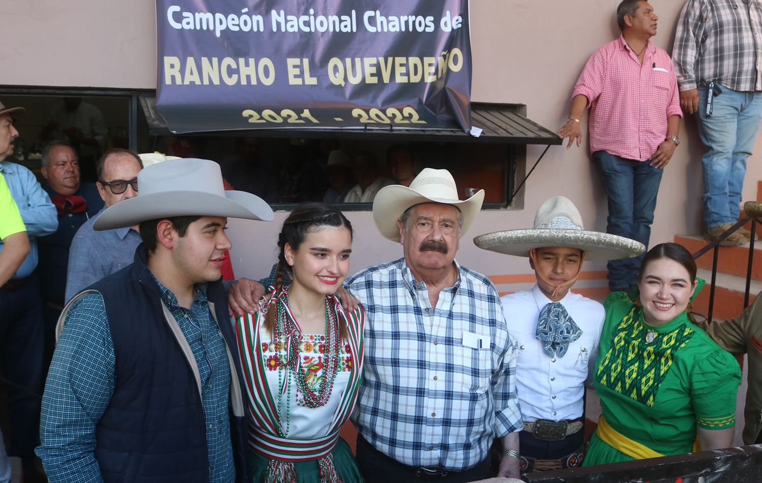 Don “Toño” Echevarría Domínguez y sus nietos.
