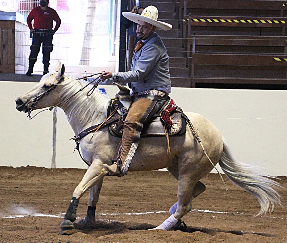 César Quezada metió a la final del Amateur a la yegua "Tóxica" y al caballo "Sebas"