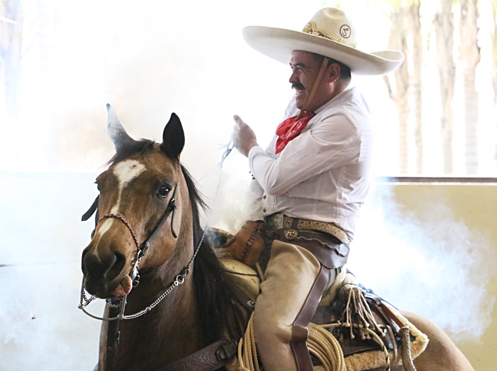 Óscar Vallejo le ganó la partida a las poderosas yeguas "pitayas", consiguiendo soberbio pial en el lienzo para El Roble de Nuevo León