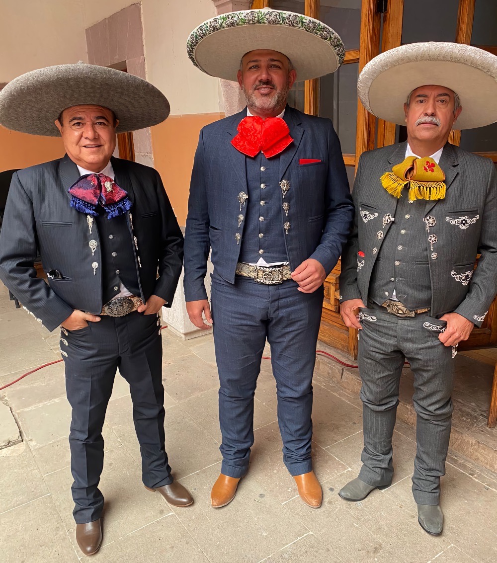 El presidente de esta Federación flanqueado por Le Roy Barragán, Secretario de Turismo estatal, y de Victoriano Maldonado, PUA de Zacatecas