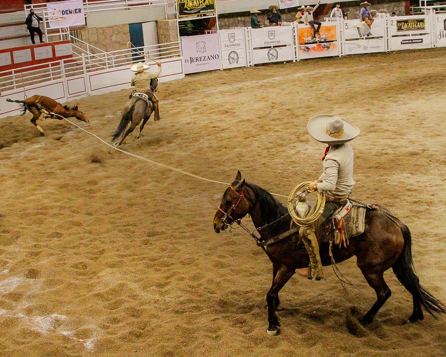 Adrián Covarrubias sacó el coraje por Rancho Hennessy y agarró sus tres manganas a caballo