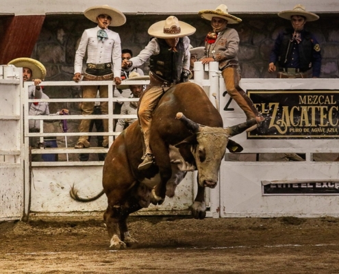 Roberto Saucedo completó una soberbia monta de toro para conseguir 26 unidades a la cuenta de Rancho El Secreto "Tequila Campo Azul"