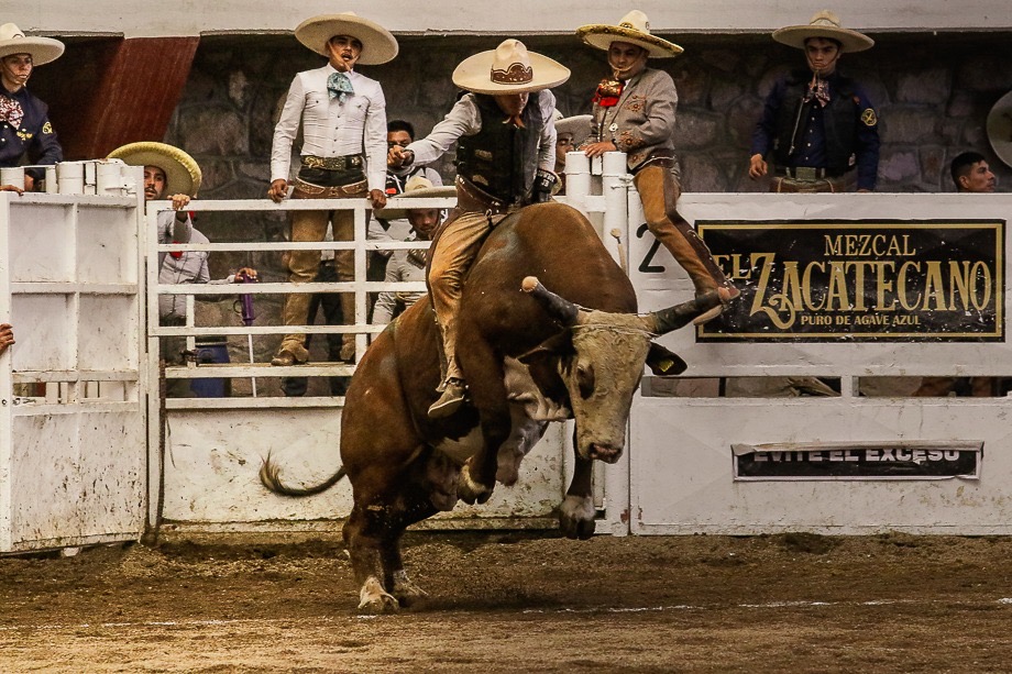 Roberto Saucedo completó una soberbia monta de toro para conseguir 26 unidades a la cuenta de Rancho El Secreto "Tequila Campo Azul"