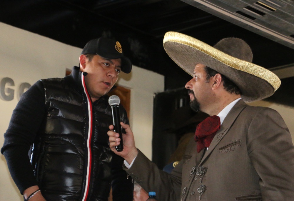 Edgar Abel Díaz Tapia entrevistando al Gobernador potosino Ricardo Gallardo, quien acompañó a los charros Potrillos RG2 en la primera final 