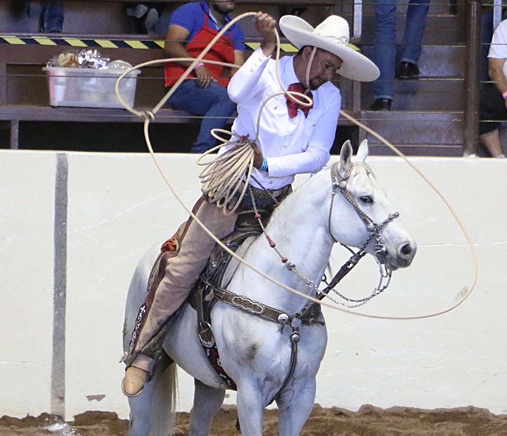 Efrén Romero sosteniendo un resorte cubriendo la cabeza de la cabalgadura, anotando puntos buenos a la causa de El Cócono de Morelos