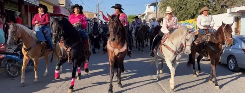 La alcaldesa de Bahía de Banderas, Mirta Villalvazo, encabezó la cabalgata con la que dio inició la Expo Ganadera 2022.