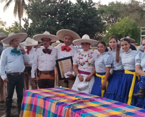 El anfitrión del clasificatorio estatal de Colima, Óscar López Salazar, acompañado por un grupo de damas charras