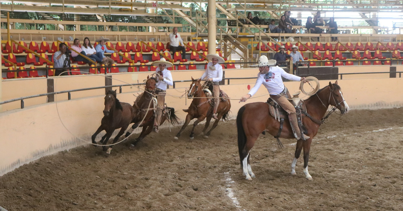 “Nacho” López se lució con tres manganas a caballo por Tequila Campo Azul.