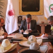 Momento de la firma del cuaderno de compromisos por parte del gobierno del Estado de Zacatecas y la Federación Mexicana de Charrería,