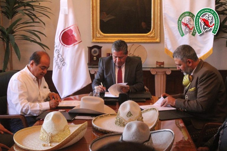 Momento de la firma del cuaderno de compromisos por parte del gobierno del Estado de Zacatecas y la Federación Mexicana de Charrería,