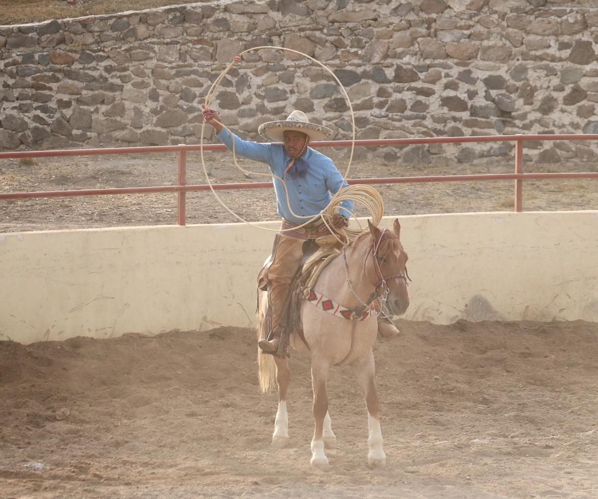 Miguel Castellón, mangana a caballo por Los Nietos de Don Robles.