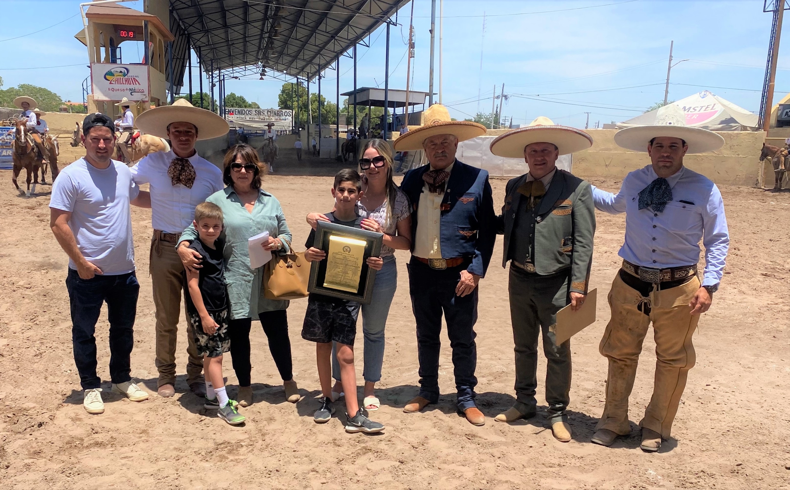 Herradura de Oro:  Merecido reconocimiento recibió de la Federación el ingeniero Jorge Luis Villarreal Gonzalez, acompañado de su familia y amigos charros.