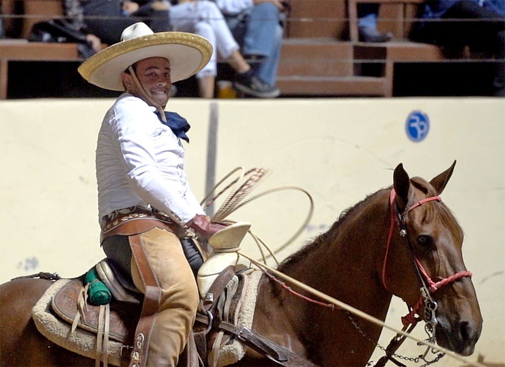 César Domínguez derribando una mangana a caballo para los Charros de Anguiplast