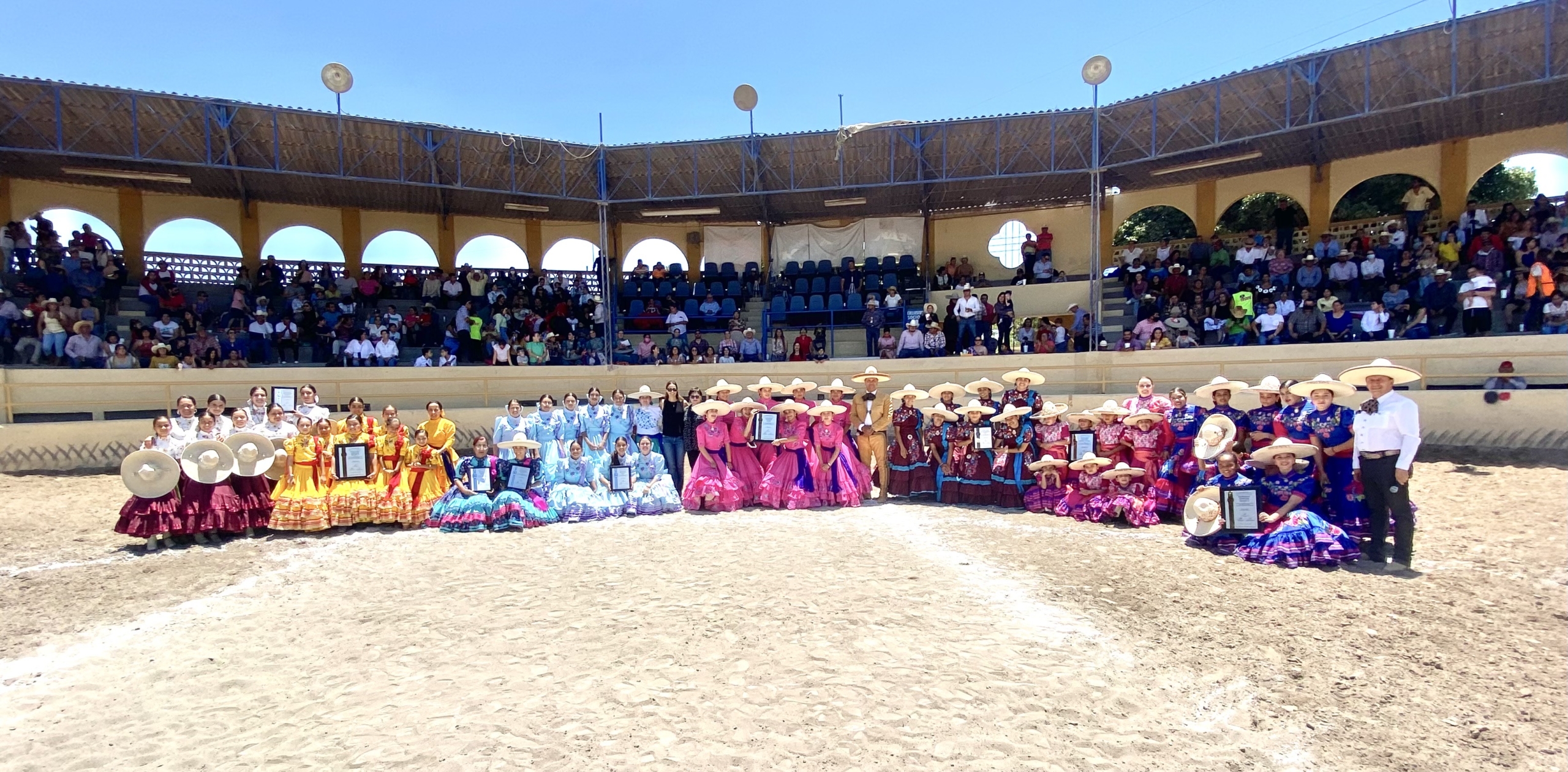 Foto del recuerdo de la premiación de equipos infantiles y juveniles de escaramuzas, que compitieron en el XXVIII Campeonato Estatal Charro de Durango, celebrada en Gómez Palacio, Dgo.