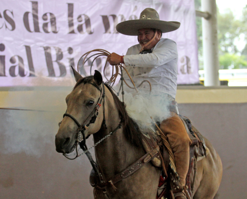 Jesús Hernández chorreando un pial de cuenta de 19 tantos para Rancho San Isidro