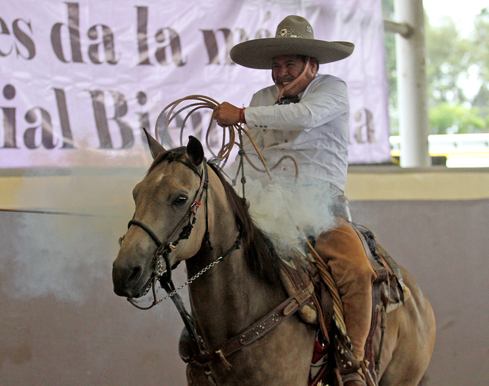 Jesús Hernández chorreando un pial de cuenta de 19 tantos para Rancho San Isidro