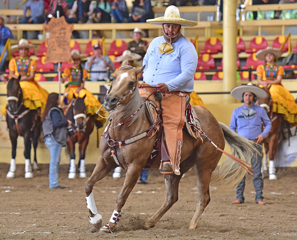 – Felipe Aparicio dando lados a su cabalgadura en la cala de Rancho El Trébol