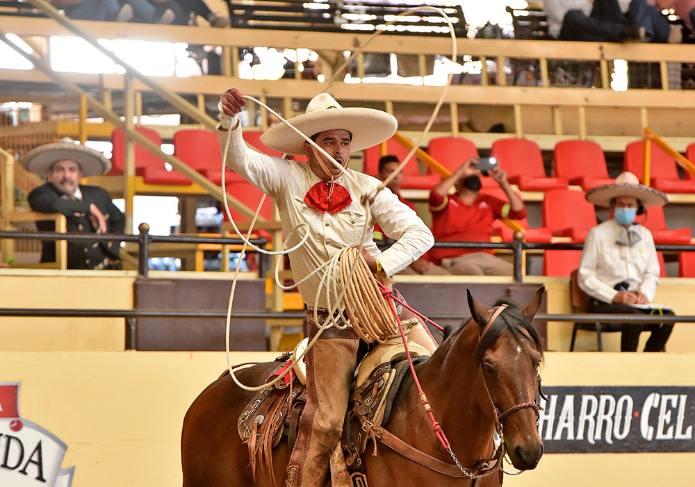  Juan Pablo Coss y León en la suerte de manganas a caballo para Tequila Real de México