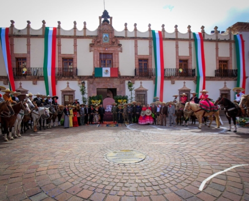 Momentos emotivos en la Plaza de Armas, en el corazón de Zacatecas.