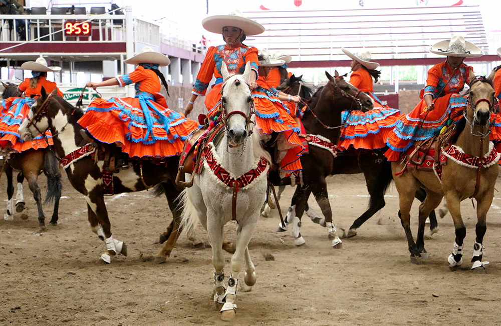 Colorido en el Monumental Lienzo de Zacatecas con la participación de las escaramuzas