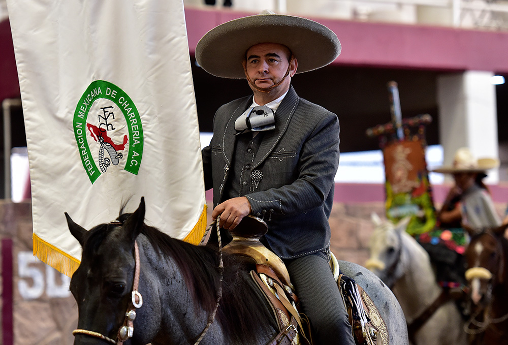 Gustavo Nieto Caraveo, presidente de la Unión de Asociaciones de Charros de San Luis Potosí, desfiló encabezando el contingente portando el estandarte de la Federación