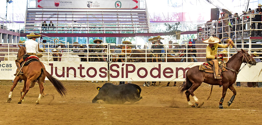 Ricardo y Francisco Javier Sánchez Orozco completando la terna en el ruedo al rendir al toro para los Charros de Jalisco