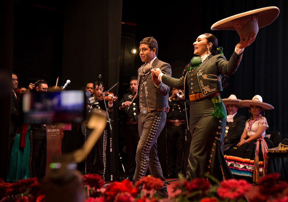 SGM María Isabel I y Antonio Silva ejecutaron el tradicional baile del Jarabe Tapatío