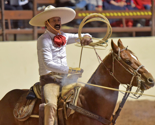 Don Javier Flores Juárez cuajó tres manganas, dos a pie y una a caballo, por los Charros de Matehuala