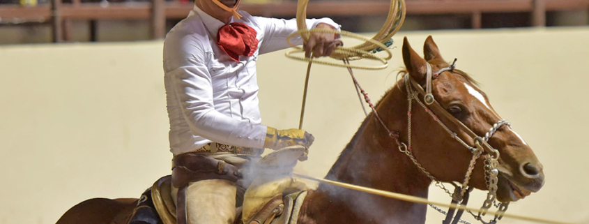 Don Javier Flores Juárez cuajó tres manganas, dos a pie y una a caballo, por los Charros de Matehuala