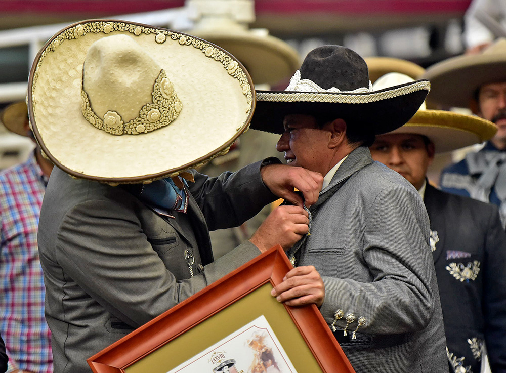 El Gobernador de Zacatecas, David Monreal, recibe la presea «Espuela de Oro» de parte del presidente de la Federación, José Antonio Salcedo López