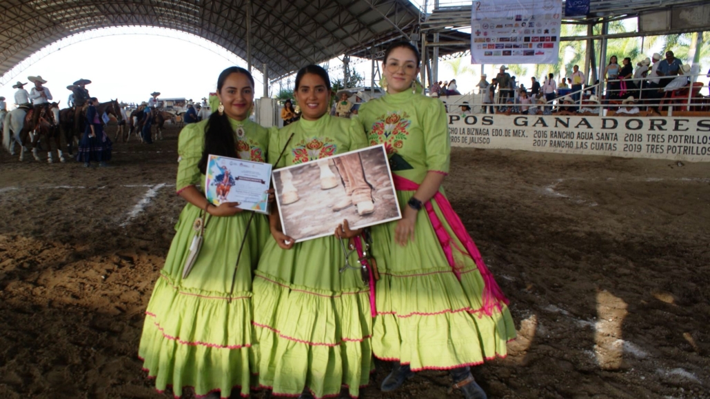 La ganadora en la faena de Giros fue Naomi Nicole Herrera Segura la premian sus compañeras la doctora Gaby Huerta y Magdiel Mora