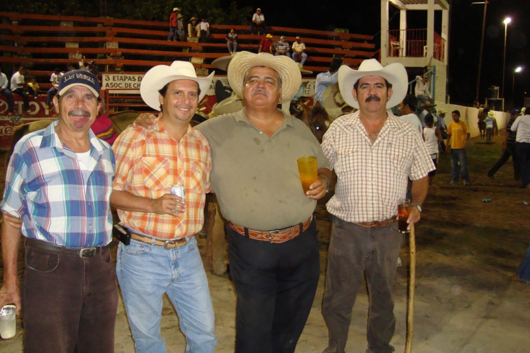 Los charros de Vallarta dedican su torneo Guadalupano a su tío Ramón “Gordo” Ibarría, a quien vemos con amigos de muchos años.