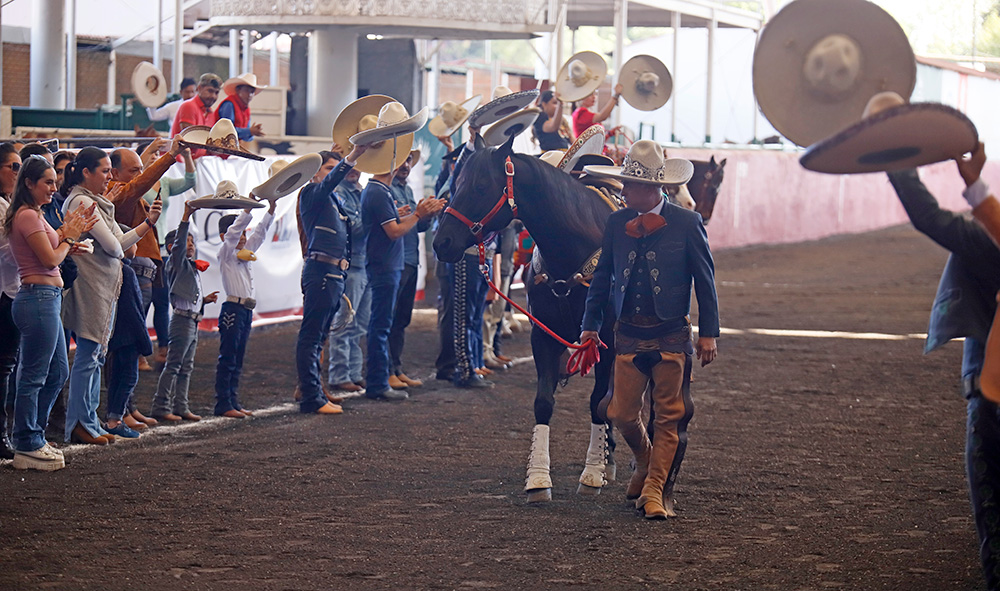 Momento en el que el caballo «Capricho» pasa en medio de las líneas de honor en el homenaje póstumo a don José Cruz Guzmán