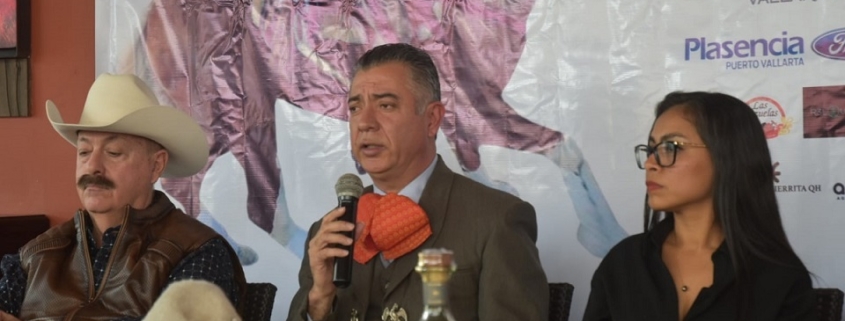 Alfonso Bernal presidente del Comité Organizador del 11º Torneo Internacional Charro dando los pormenores.