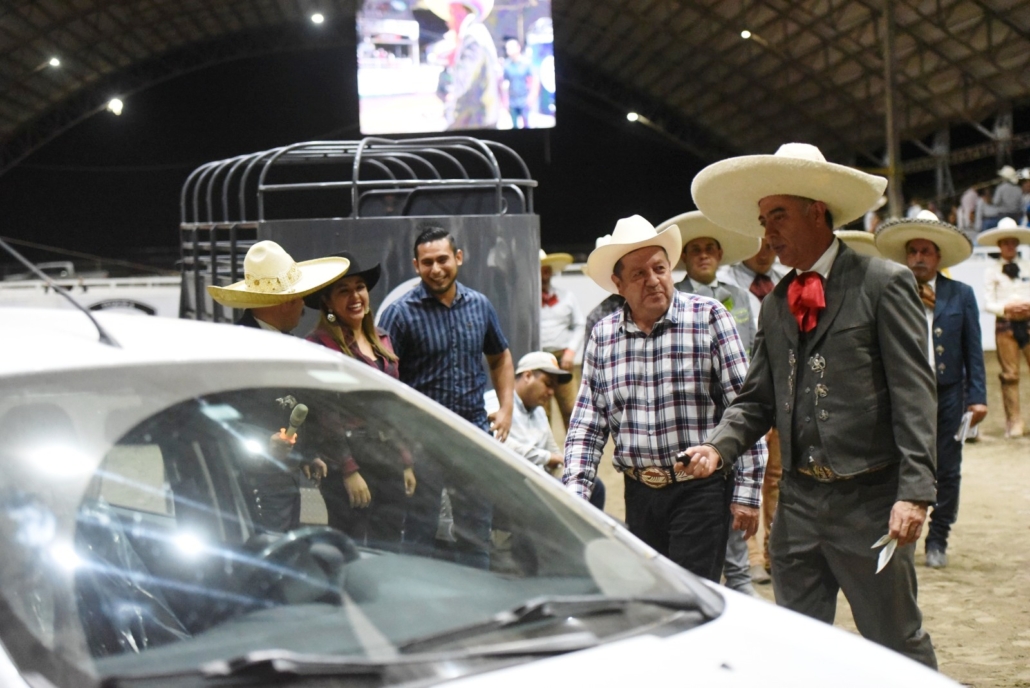 Don Camerino Guzmán Avalos es el ganador de la rifa del auto y por cierto su hija en el 2020 se llevó otro auto, en la foto se lo entrega Alfonso Bernal.