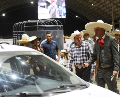 Don Camerino Guzmán Avalos es el ganador de la rifa del auto y por cierto su hija en el 2020 se llevó otro auto, en la foto se lo entrega Alfonso Bernal.