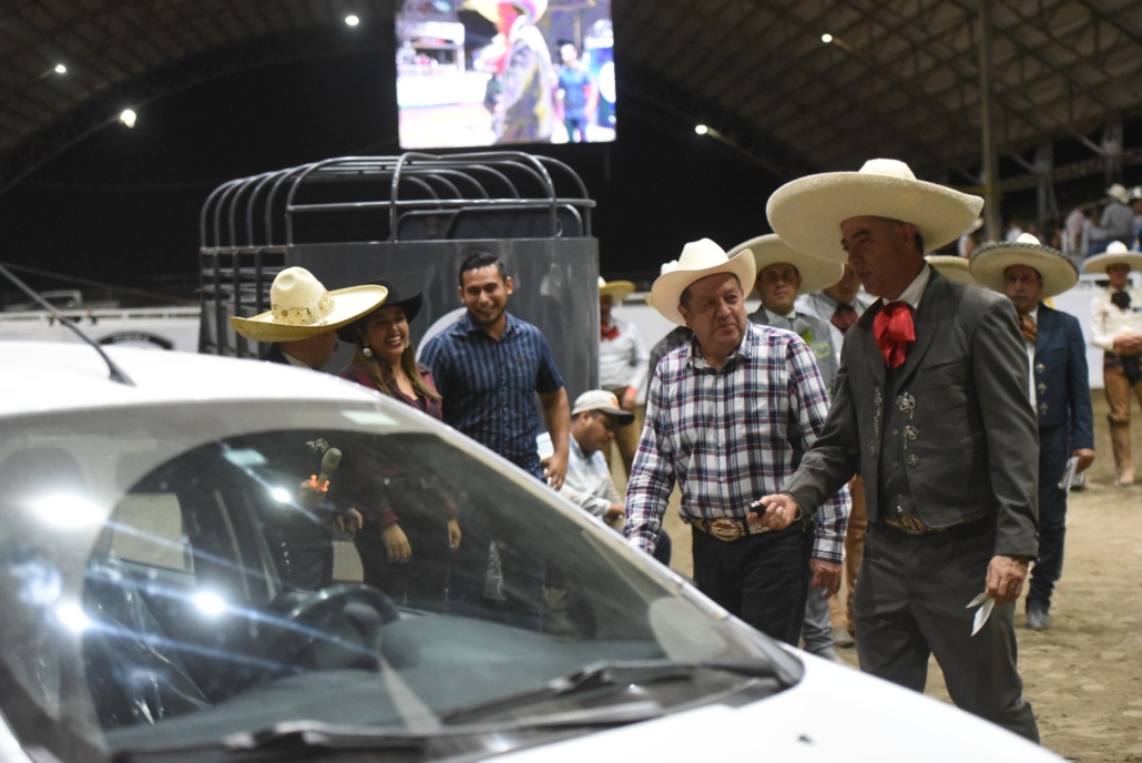 Don Camerino Guzmán Avalos es el ganador de la rifa del auto y por cierto su hija  en el 2020 se llevó otro auto, en la foto se lo entrega Alfonso Bernal.