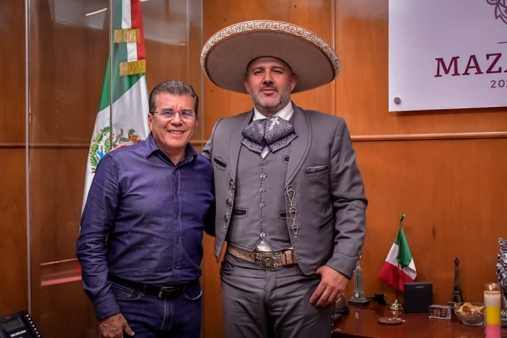 El presidente José Antonio Salcedo acompañado por el alcalde de Mazatlán, Edgar Augusto González