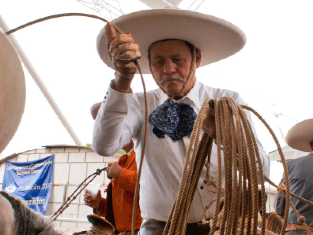 Raúl Flores ha enseñado a muchos charros a enrollar la soga
