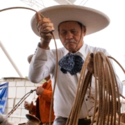 Raúl Flores ha enseñado a muchos charros a enrollar la soga