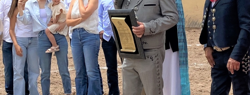 El ingeniero Raúl Berlanga agradeció al PUA de Durango, la distinción que hizo la UACHED al solicitar la presea que le fue entregada en el marco del estatal que se dedicó en su honor