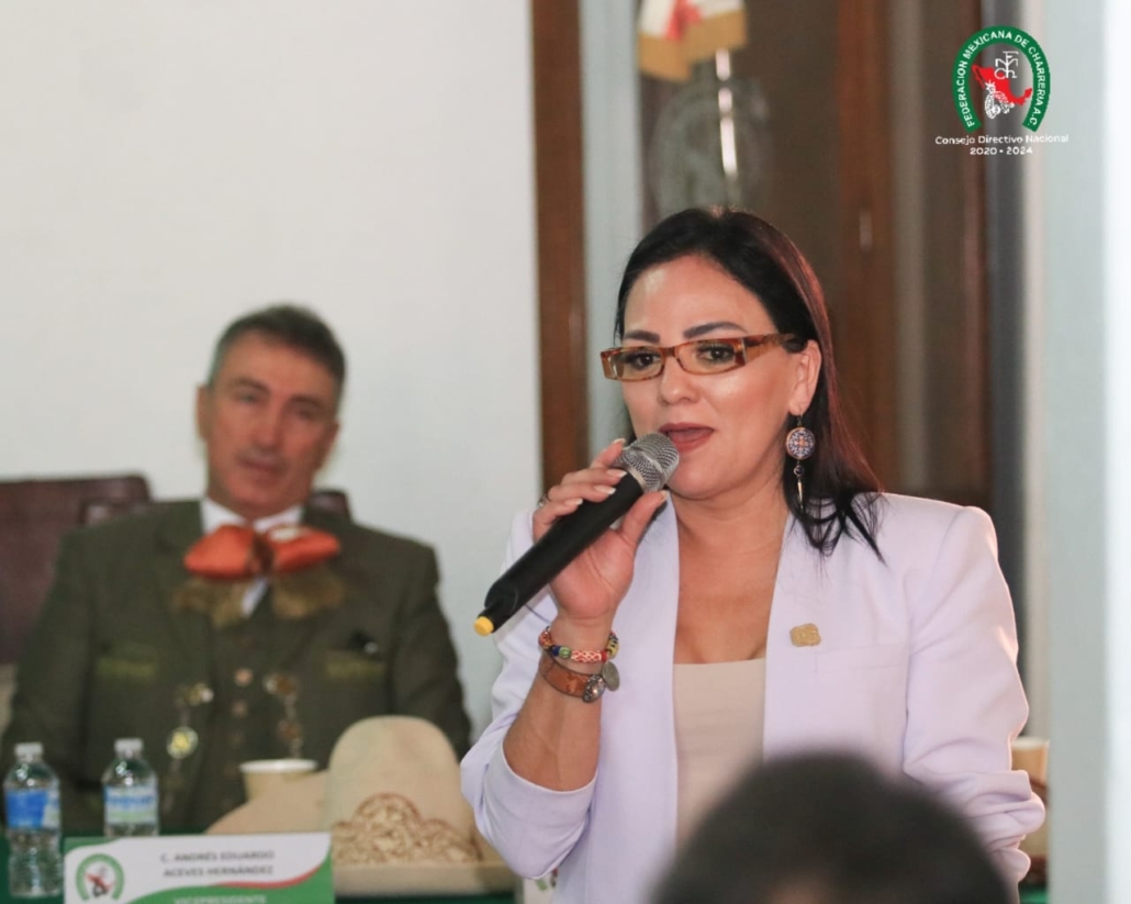 Gloria María Romo Cuesta, secretaria de Turismo de Aguascalientes, estuvo presente en la sede de la Federación para presentar los beneficios de la entidad para recibir a la familia charra