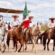 Honores al lábaro patrio en la inauguración del LV Campeonato Estatal Charro de Sinaloa en Guamúchil.
